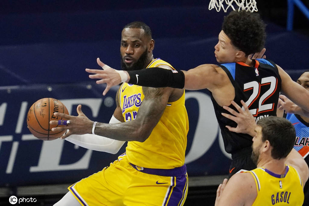  浓眉哥统治攻防湖人轻取雷霆缩小胜场差距